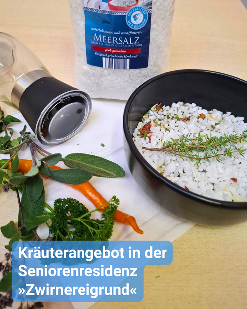 Auf einem Tisch stehen eine Schüssel mit grobem Meersalz, dahinter eine Tüte mit dem groben Meersalz und daneben frische Kräuter mit einer Chilischote. Bildbeschriftung: „Kräuterangebot in der Seniorenresidenz »Zwirnereigrund«“